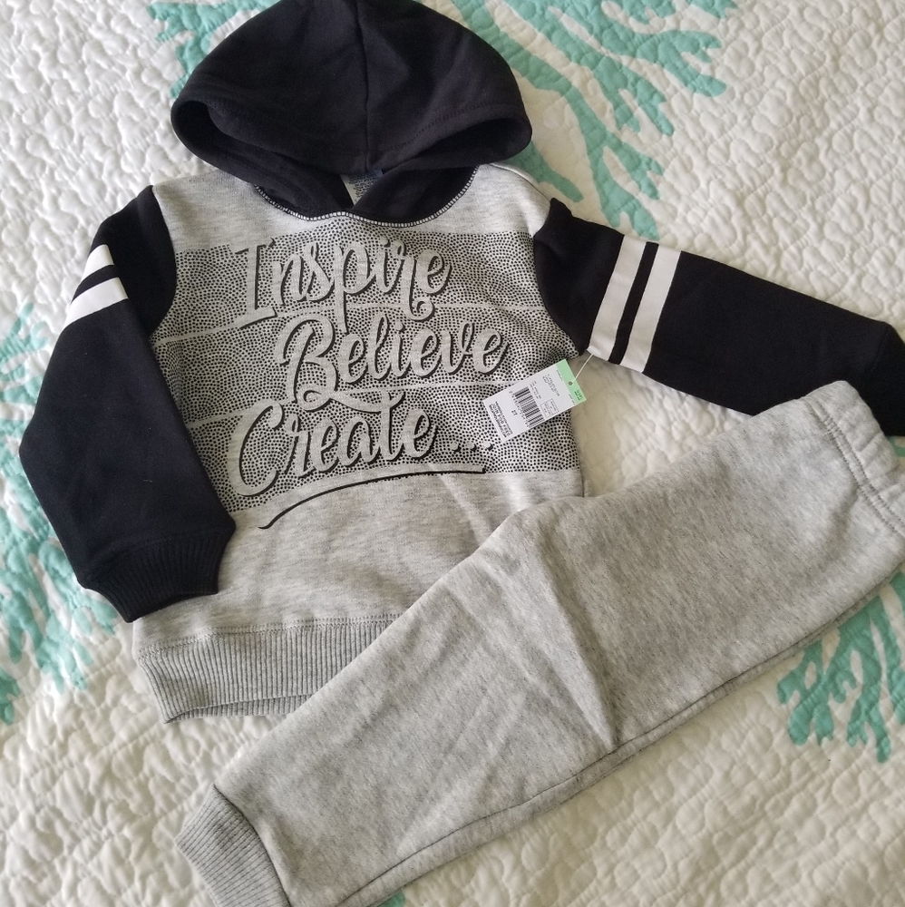 3/$15 Hoodie and pants set. Brand new.